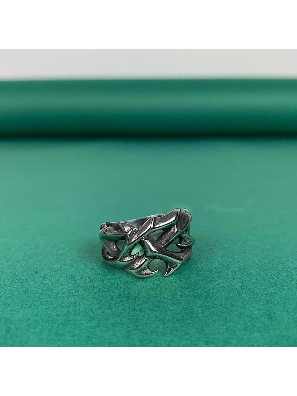 Y2k 2000s opium thorn silver sterling silver punk goth ring. Size 8 and 9 dm